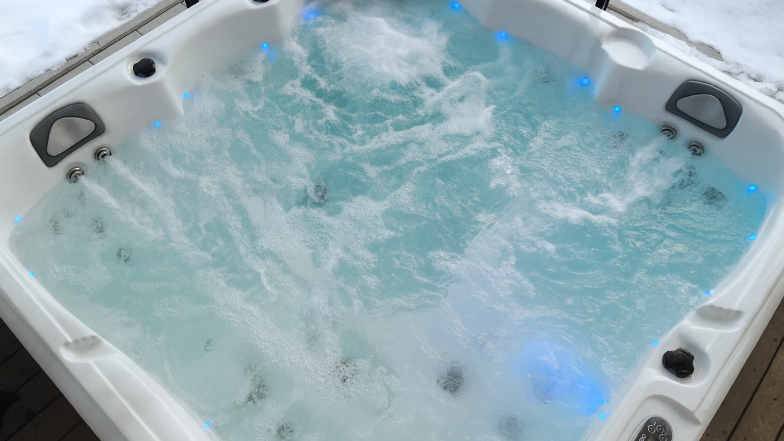 Ulkoporeallas rentouttaa ja edistää hyvinvointia – 5 syytä hankkia oma allas