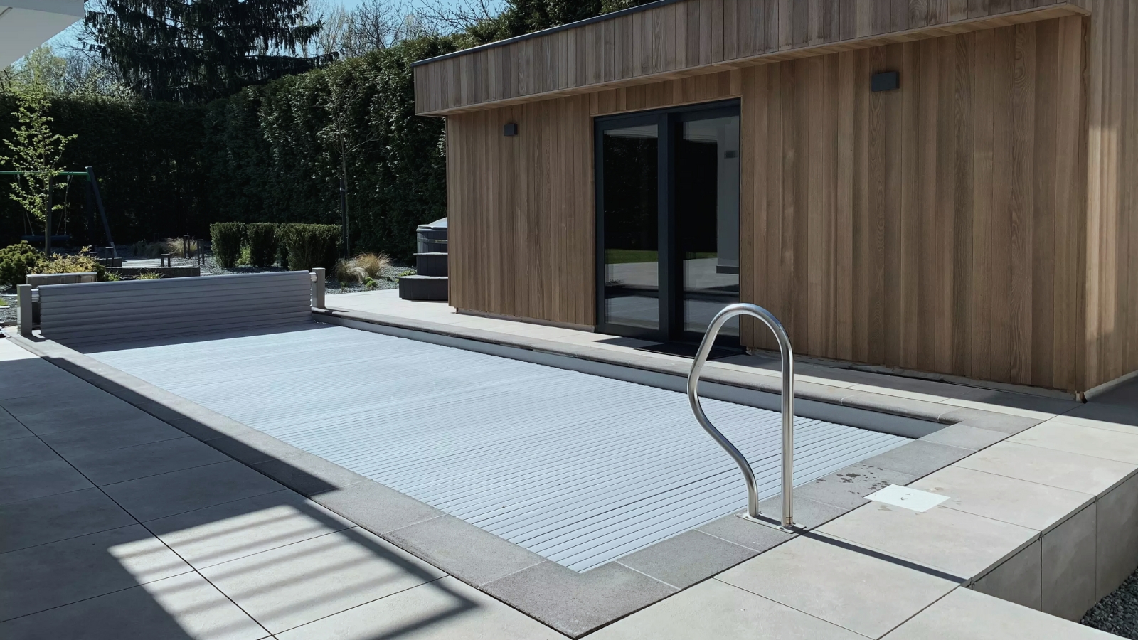 Uima-altaan lamellikate – tyylikäs ja energiatehokas suoja