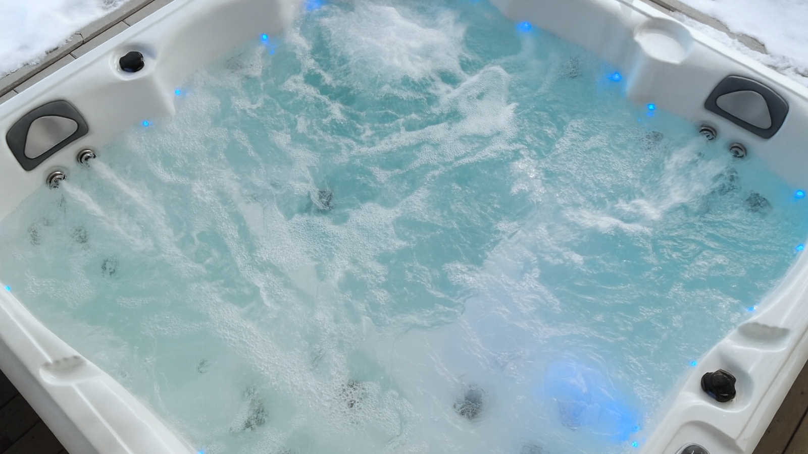 Ulkoporealtaan vedenhoito-ohjeet (pH, kloori, sameuden esto)